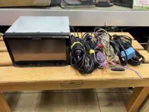 壊れたカーナビ・取り外した純正ナビは売れる?状態別の査定基準 カロッツェリア carrozzeria 楽ナビ メモリーナビ AVIC MRZ90 1 1