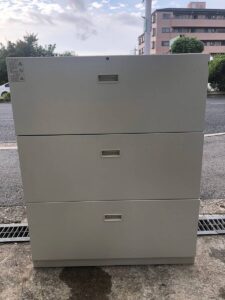 大量のオフィス家具はまとめ売りの方が高い?10台・20台・100台の査定ポイント スチール書庫 保管庫 3段引き出しキャビネット