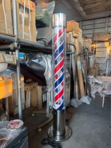理容室の閉店で設備をまとめて売るには?バーバーチェア・サインポール・理容機器の買取 喜田アイディア LEDサインポール スタンド 1 1