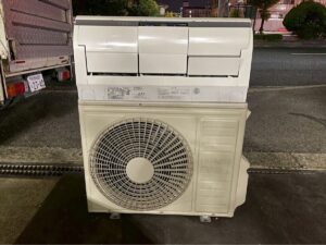 エアコンは取り外し前に売るべき?室外機の場所・高所・配管・撤去条件で査定はどう変わる? 日立 ルームエアコン 白くまくん 26畳 RAS X80F2 200V
