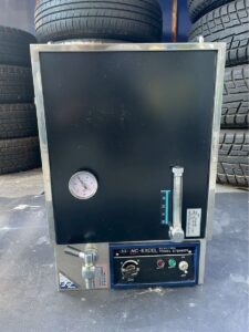 理容室の閉店で設備をまとめて売るには?バーバーチェア・サインポール・理容機器の買取 日鈑 タオル蒸し器 NC EXCEL 理美容器具 タオルスチーマー
