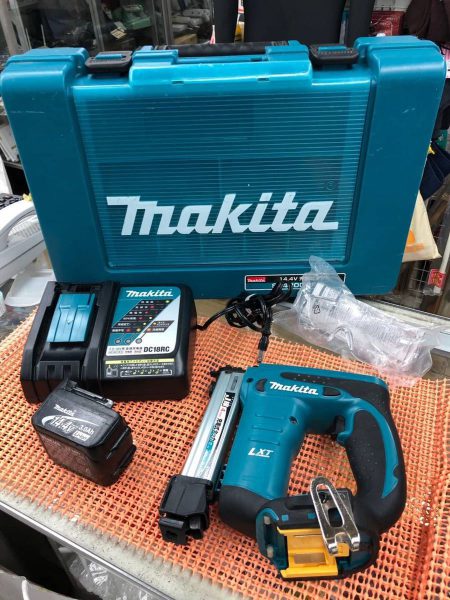 makita マキタ 充電式 タッカー　ST420DRF 14.4V