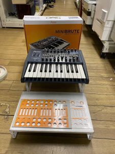 Arturina アートリア　MiniBrute アナログシンセイサイザー　