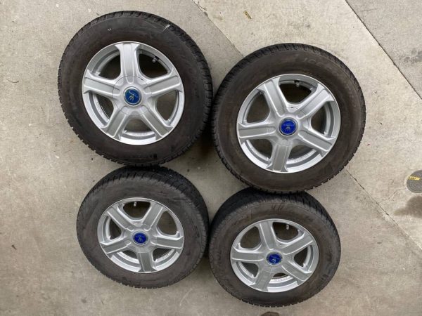 VARELO 14X5.5J 114.3 +45 175/70R14 スタッドレスタイヤセット