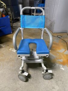 ウチエ　U型シートシャワーラクキャリー　車椅子　入浴用車椅子