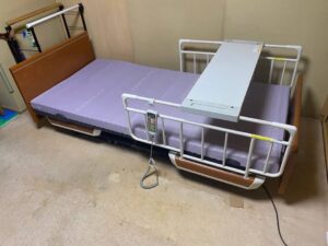 パラマウントベッド　らくらくモーションシリーズ　楽匠　電動介護ベッド　サイドテーブル付き