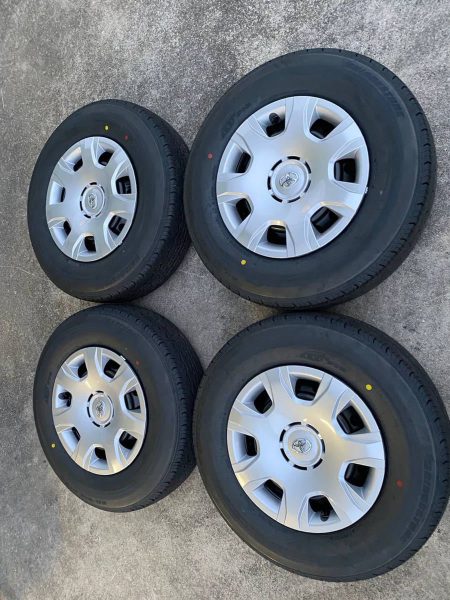 ハイエース 純正ホイールタイヤセット 195/80R15