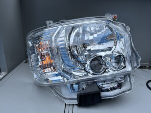 現行　ハイエース　200系　純正右ヘッドライト　26-137