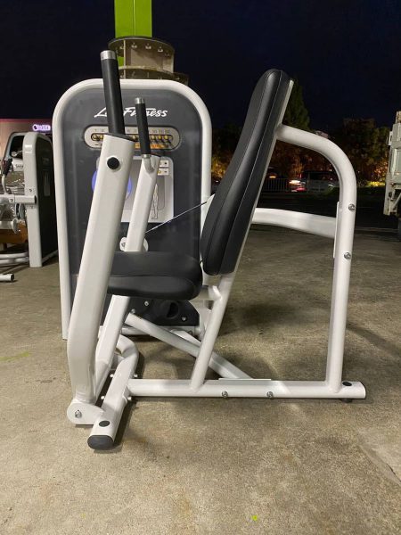 Life fitness チェストプレス　胸肩　