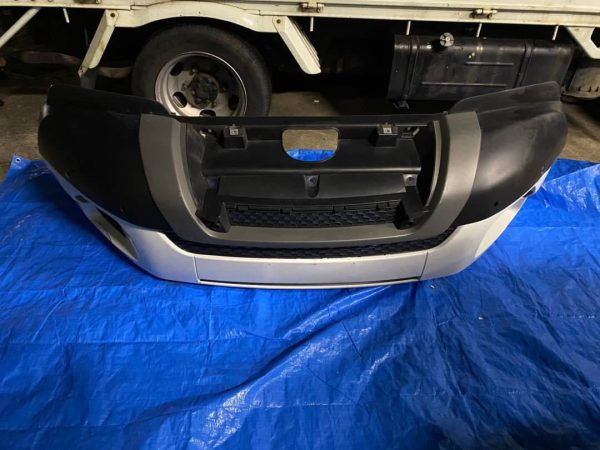 ランドローバー　イヴォーク　純正フロントバンパー　BJ32-17F003