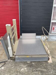 株式会社いうら　車椅子　電動昇降機　車椅子リフト　UD650D