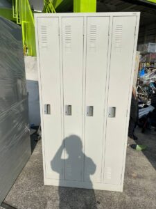 PLUS スチールロッカー ４人用