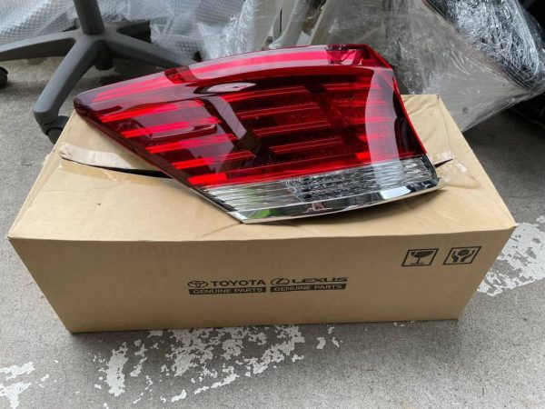 クラウンロイヤル　GRS210 純正左テールランプ 30-404