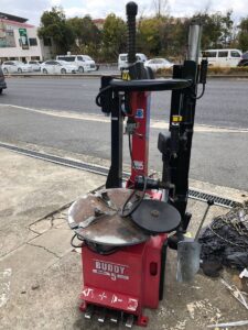 自動車整備工場を閉めるとき、リフト・コンプレッサー・工具はどう売る? BUDDY Butler5 PLUS80A タイヤチェンジャー サポートアーム