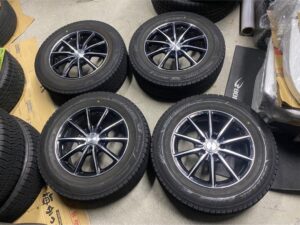 スタッドレスタイヤは何年落ちまで売れる?製造年・溝・劣化の査定基準 ECOFOME 114.3 16×6.5j in38 21565R16 ブリザック スタッドレスタイヤ