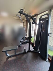ジム閉店時のトレーニングマシン一式買取|大型搬出・解体・査定手順 EVOLGEAR 業務用ラットプルマシン E3085