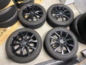スタッドレスタイヤは何年落ちまで売れる?製造年・溝・劣化の査定基準 MAK 114.3 18×7.5J of38 23550R18 アイスナビ スタッドレスタイヤ