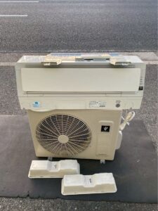 エアコンは取り外し前に売るべき?室外機の場所・高所・配管・撤去条件で査定はどう変わる? SHARP シャープ プラズマクラスター ルームエアコン 14畳用 4kw AC 40LFH