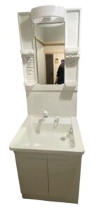 洗面台は中古でも売れる?洗面化粧台・水栓の買取相場と査定基準を実際の買取現場から解説 TOTO Vシリーズ 洗面化粧台 化粧鏡 LDPB060BAGEN2A LMPB060A1GDG1G 138x300 1