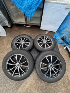 スタッドレスタイヤは何年落ちまで売れる?製造年・溝・劣化の査定基準 Verthandi pcd98 17x7J of48 21560R17 スタッドレスタイヤ