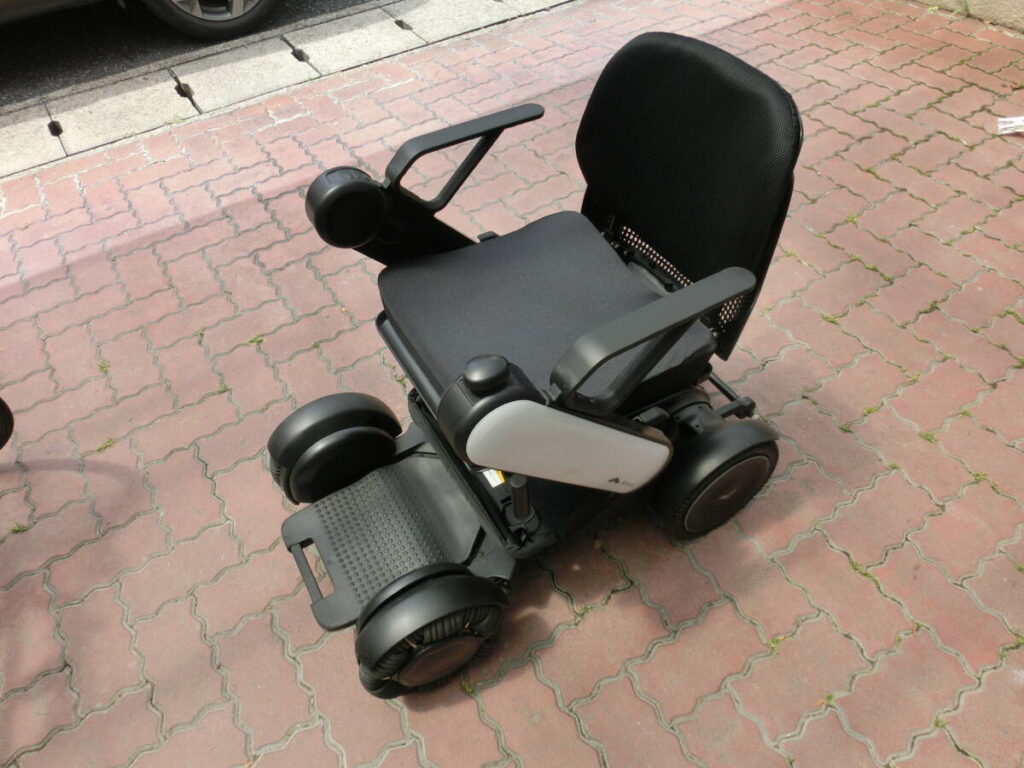 WHILL社製 電動車いすWHILL Model C 1024x768