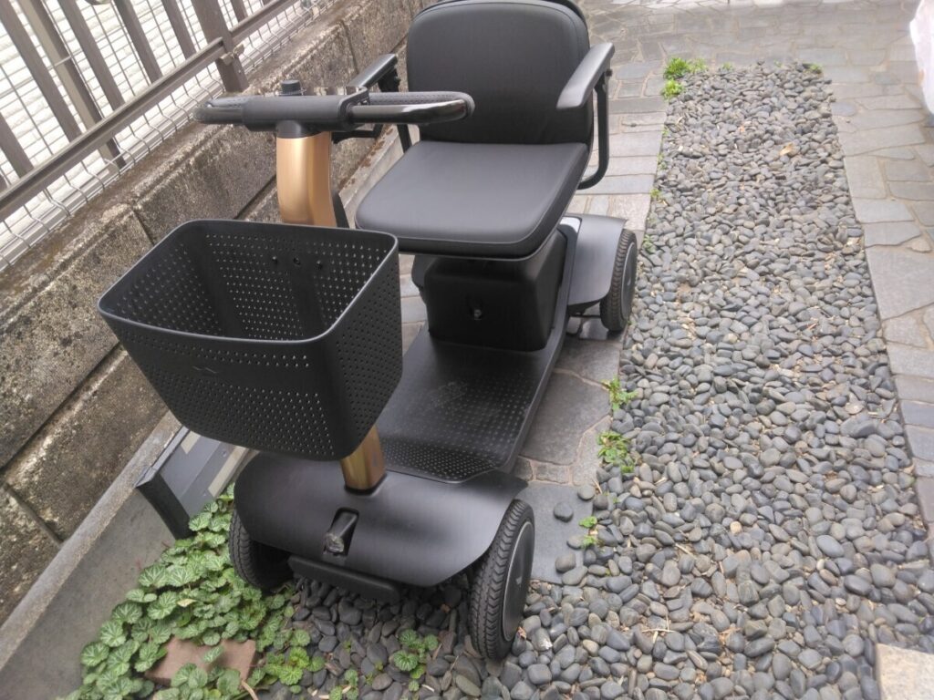 WHILL Model Sの電動シニアカー 1024x768